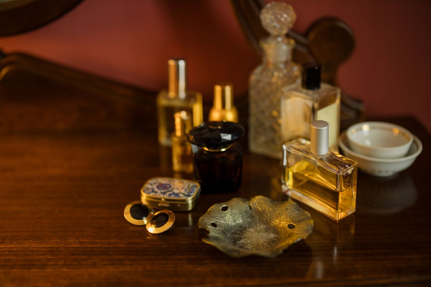 شیشههای عطر و زیورآلات کوچک روی میز آرایش