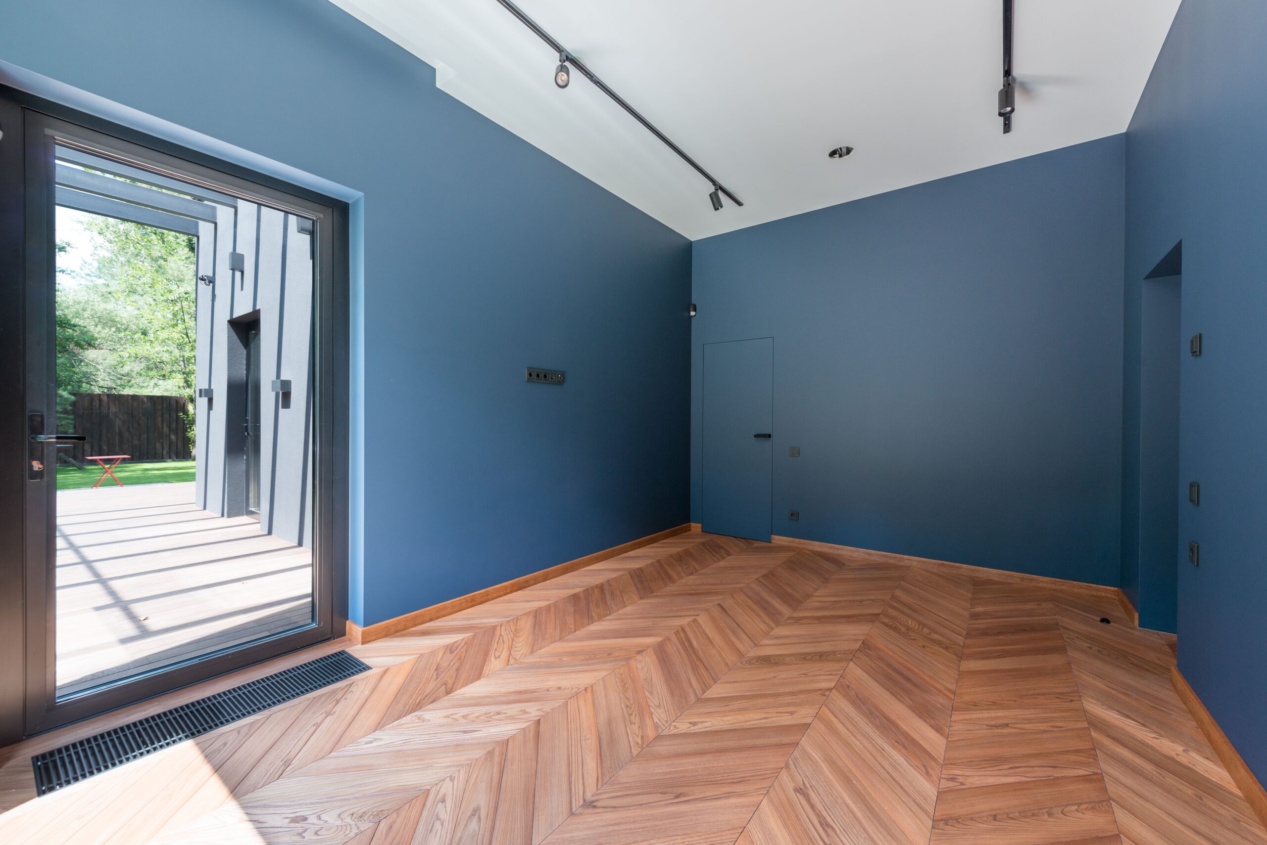 اتاق با دیوارهای آبی و سقف سفید برای مقایسه با رنگ‌پوشانی کامل