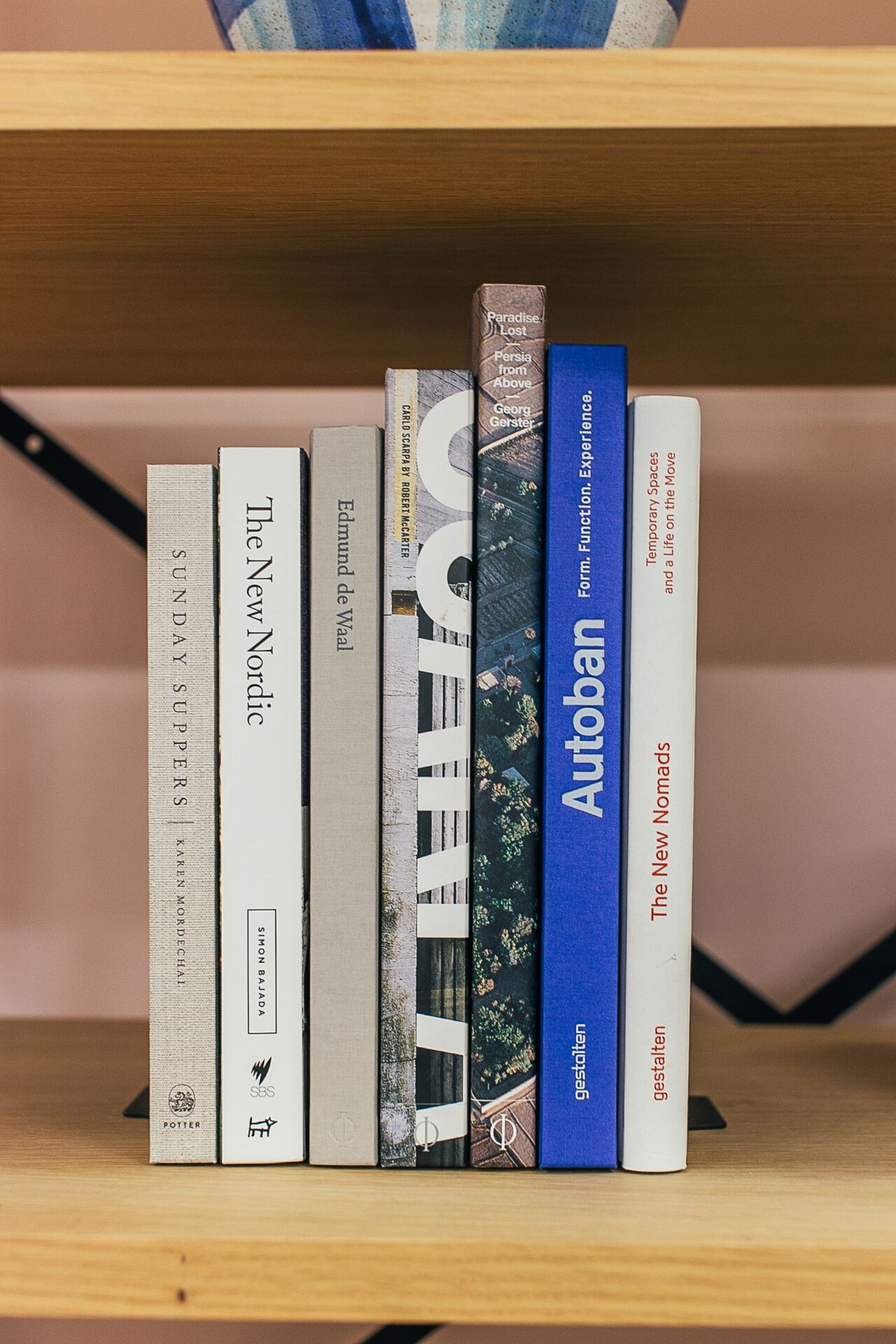کتابهای چیدهشده روی شلف برای نمایش استفاده از ارتفاعهای متفاوت در استایلینگ