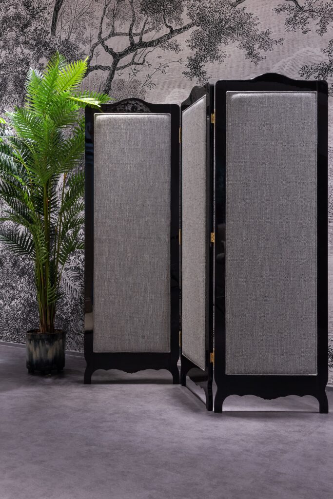 پاراوان چه ابعادی داشته باشد و چه مدلی انتخاب کنیم؟ راهنمای ارتفاع، عرض، تعداد لنگه و پوشش دید پاراوان سهلنگه ایستاده با لنگههای زاویهدار برای بررسی پایداری و پوشش دید