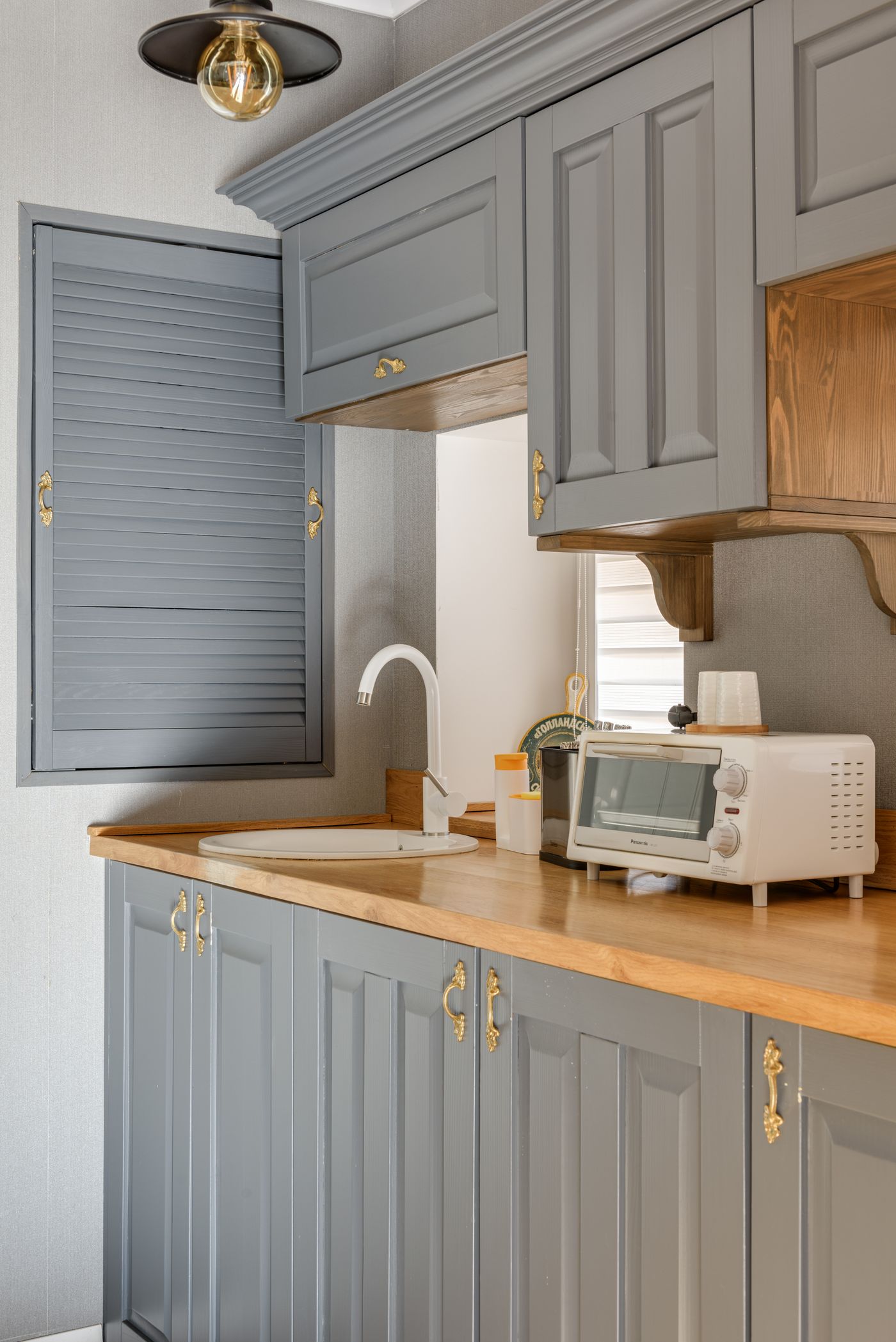 توستر روی صفحه آشپزخانه زیر کابینت دیواری برای بررسی ارتفاع آزاد و فضای کار دستگاه