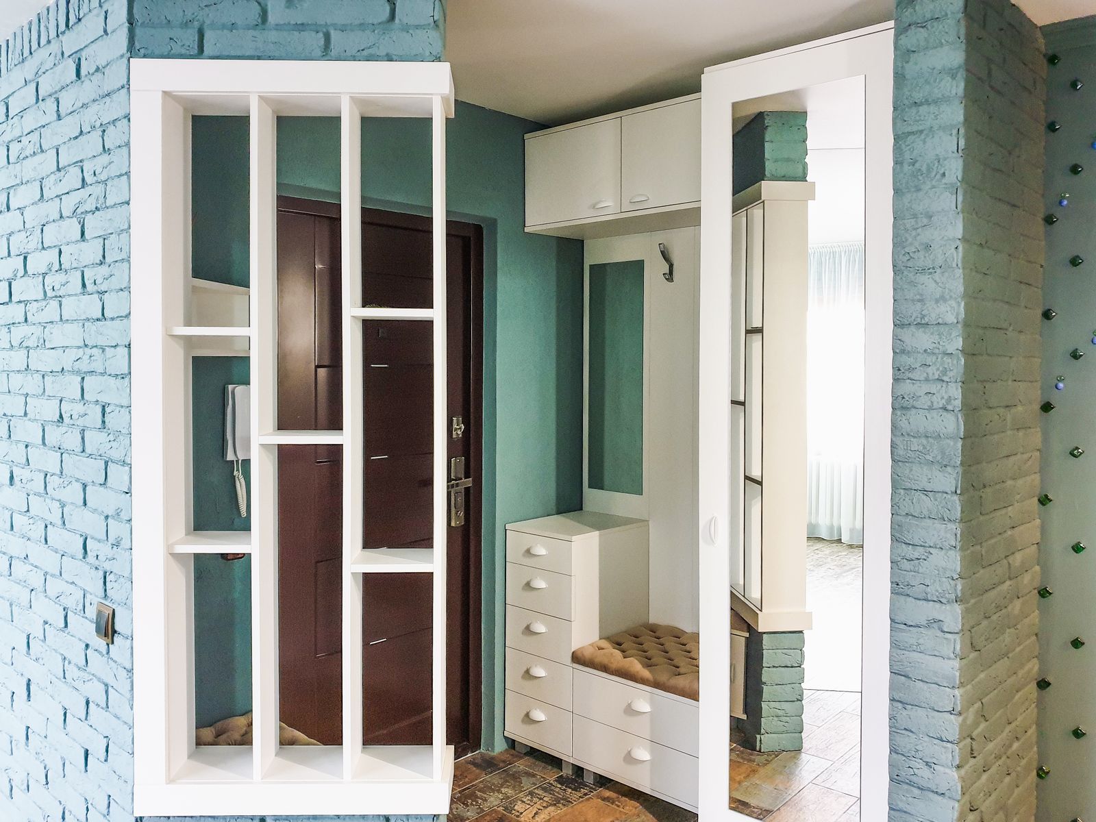 فضای ذخیره‌سازی و نشیمن کنار در ورودی برای بررسی تداخل جاکفشی با بازشدن در