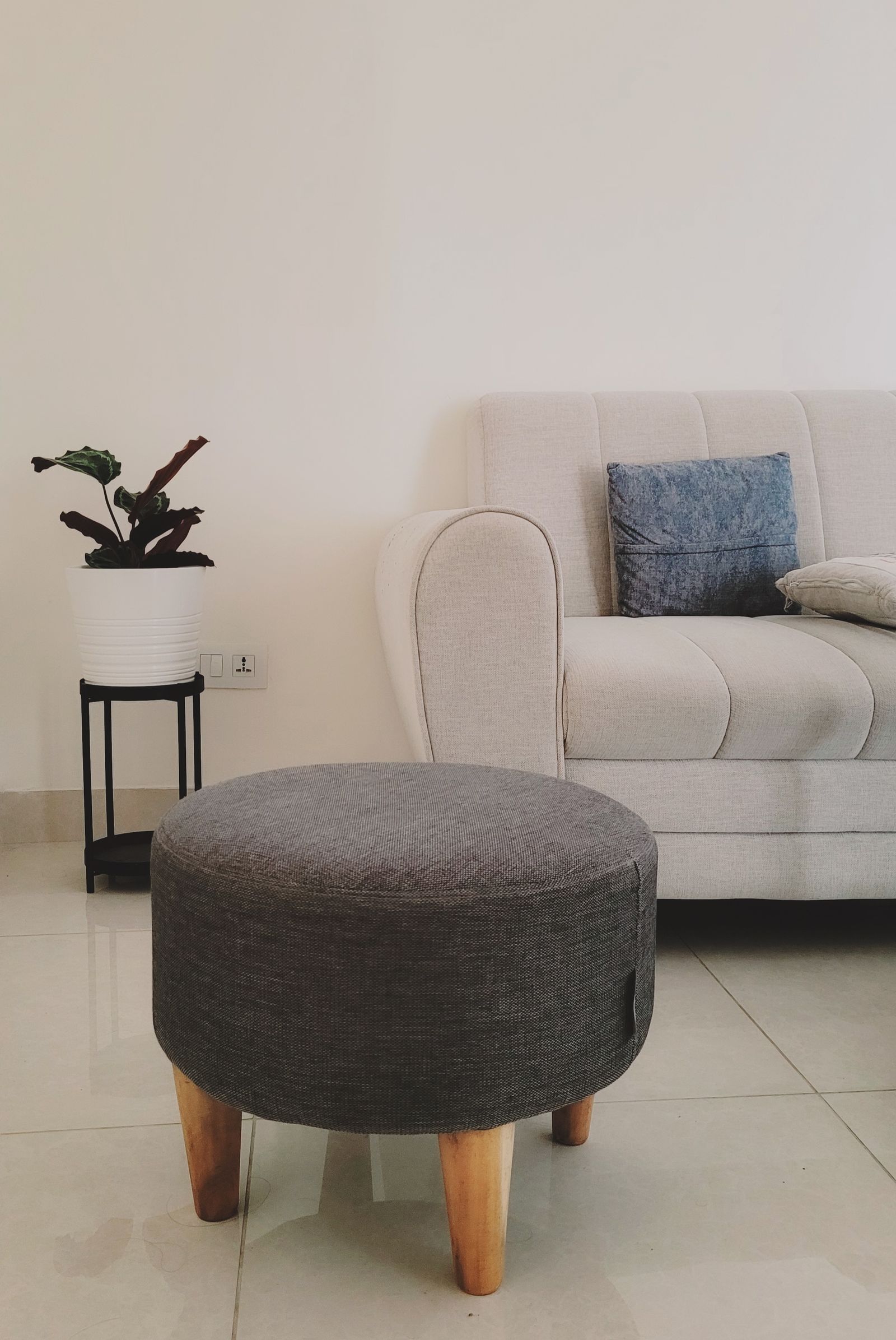 عثمانی ساختارمند کنار مبل برای بررسی فرم محکم و استفاده چندمنظوره