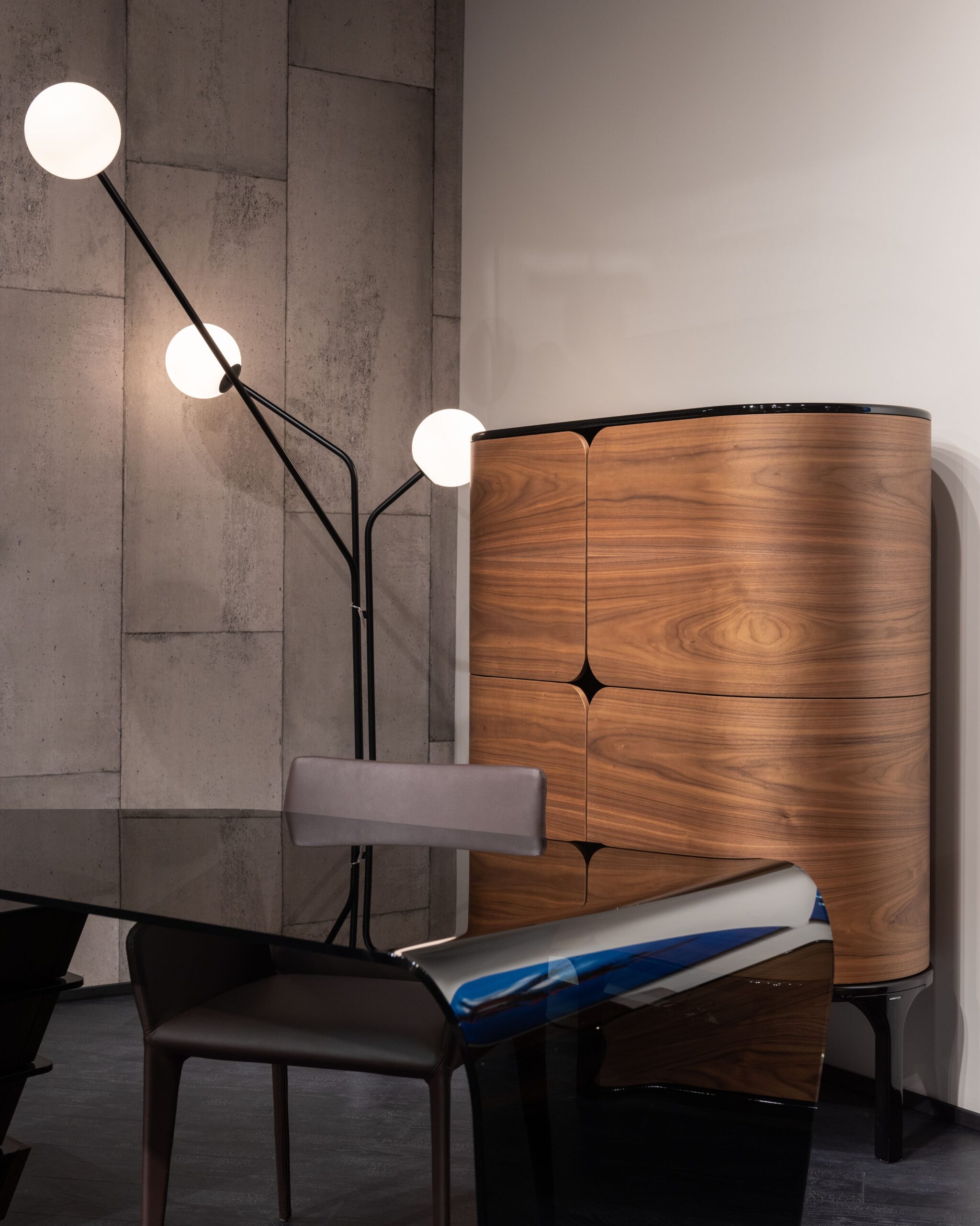 کابینت مدرن با سطح چوبی رگه‌دار برای بررسی هماهنگی با بک‌اسپلش